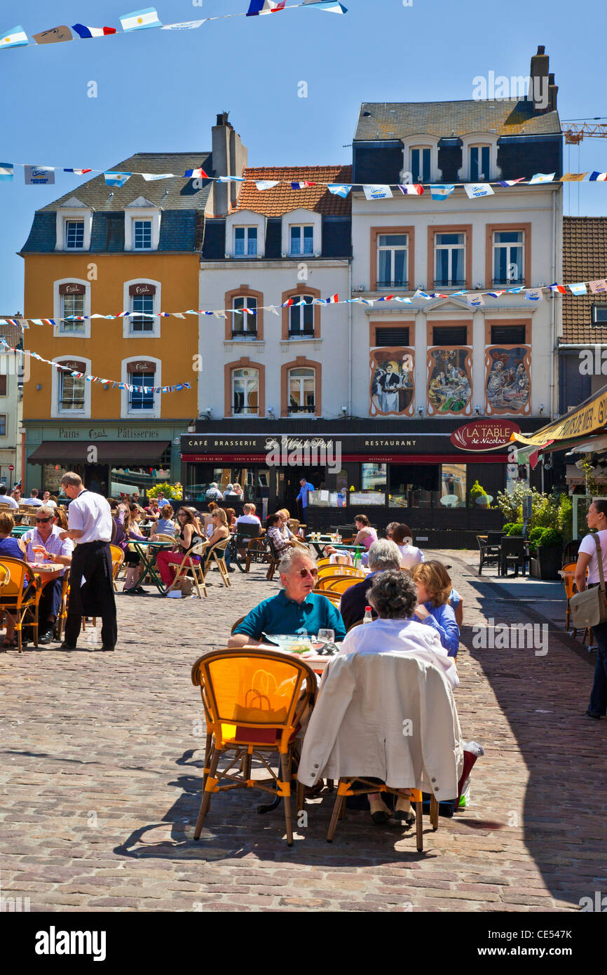 Les personnes bénéficiant de l'ensoleillement et le chat à cafés en plein air sur la Place Dalton de Boulogne, France Banque D'Images