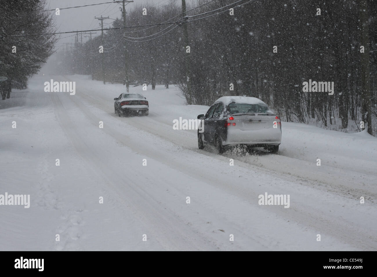 Deux voitures roulant sur les routes couvertes de neige au Canada Banque D'Images