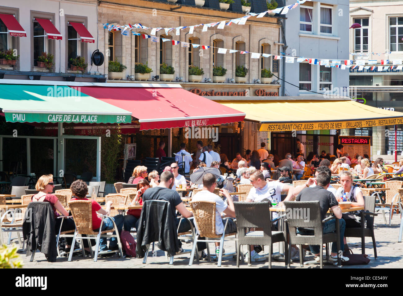 Les personnes bénéficiant de l'ensoleillement et de discuter à la terrasse d'un café à la place Dalton de Boulogne, France Banque D'Images