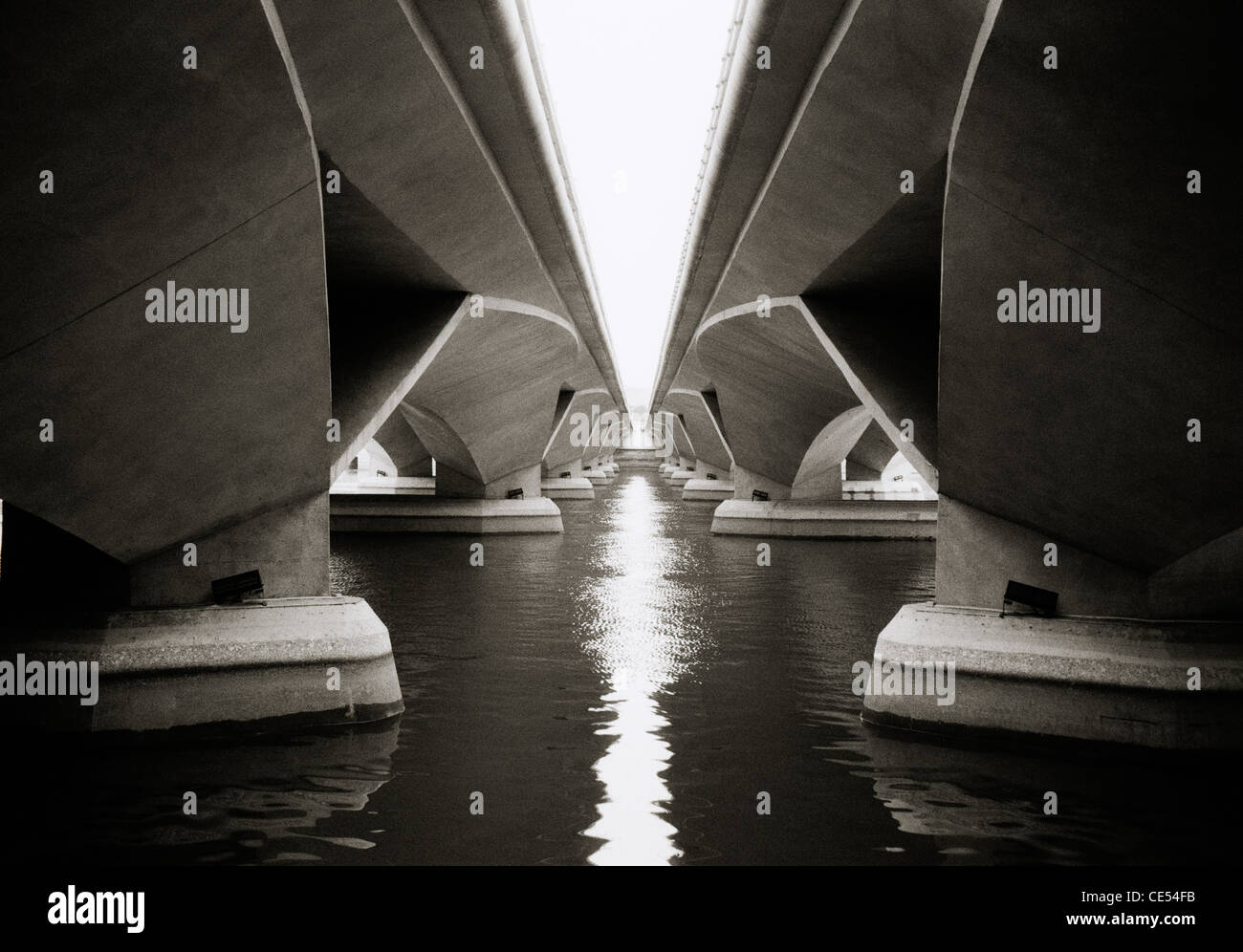 La photographie de voyage - l'architecture moderne de l'esplanade du pont d'entraînement à Singapour en Asie du Sud-Est Extrême-Orient. La construction du bâtiment Banque D'Images