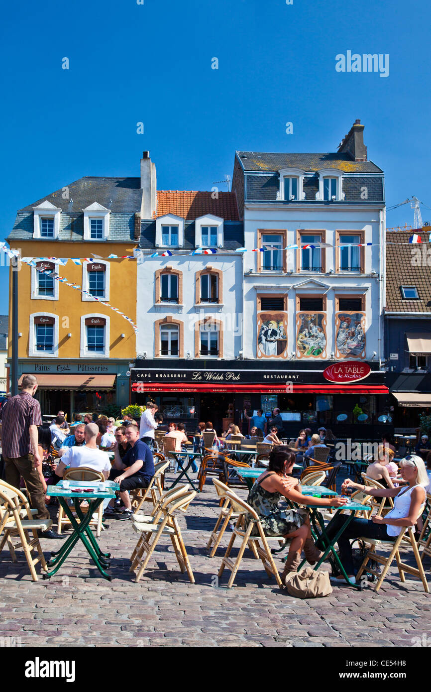 Les personnes bénéficiant de l'ensoleillement et de discuter à la terrasse d'un café à la place Dalton de Boulogne, France Banque D'Images