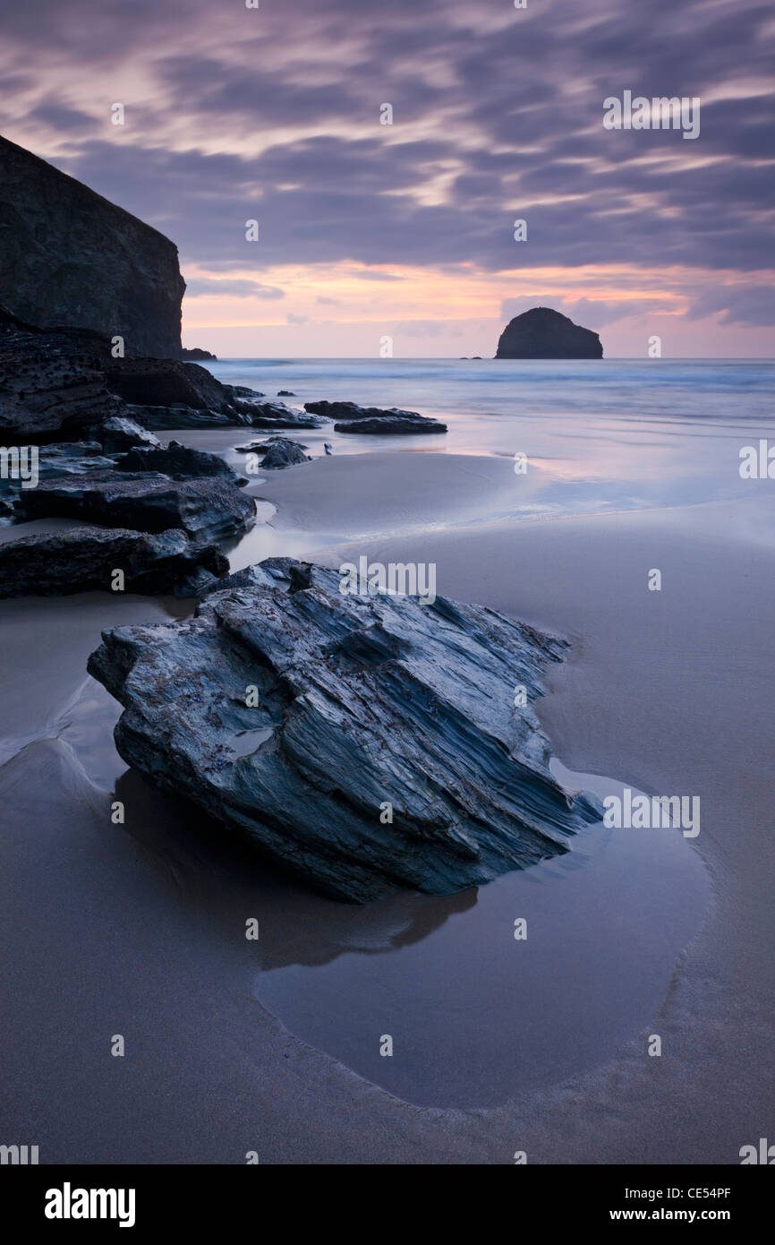 Trebarwith Strand Beach at Dusk, Cornwall, Angleterre. L'automne (septembre) 2011. Banque D'Images