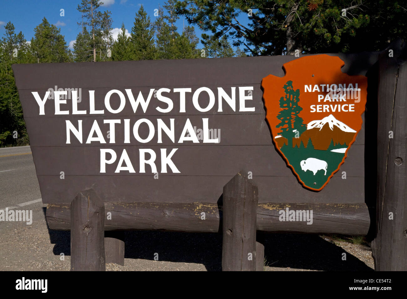Panneau d'entrée du Parc National de Yellowstone, West Yellowstone, Montana, USA. Banque D'Images