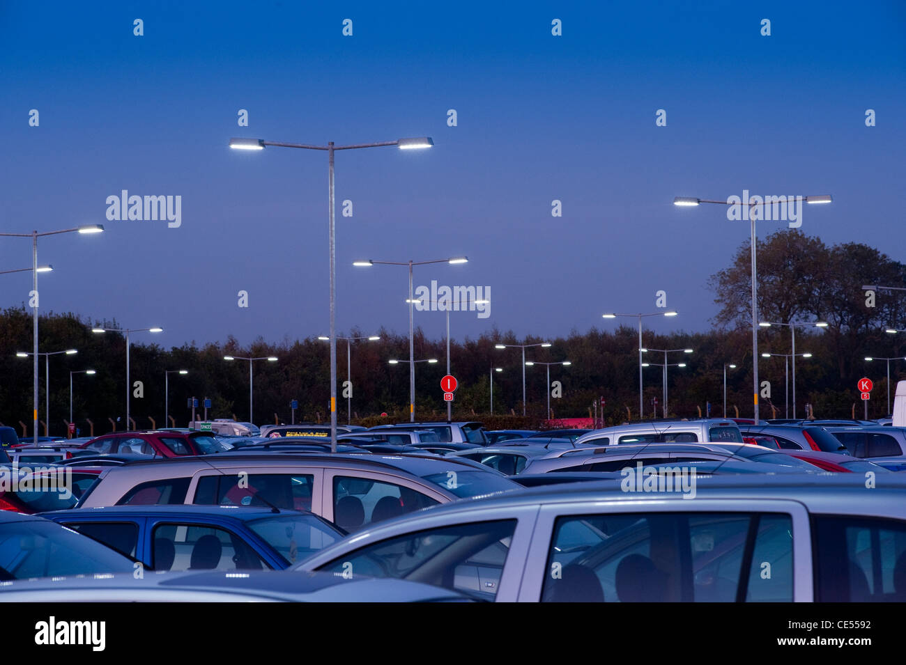 Les véhicules garés dans un parking très occupé au crépuscule en Angleterre. Banque D'Images