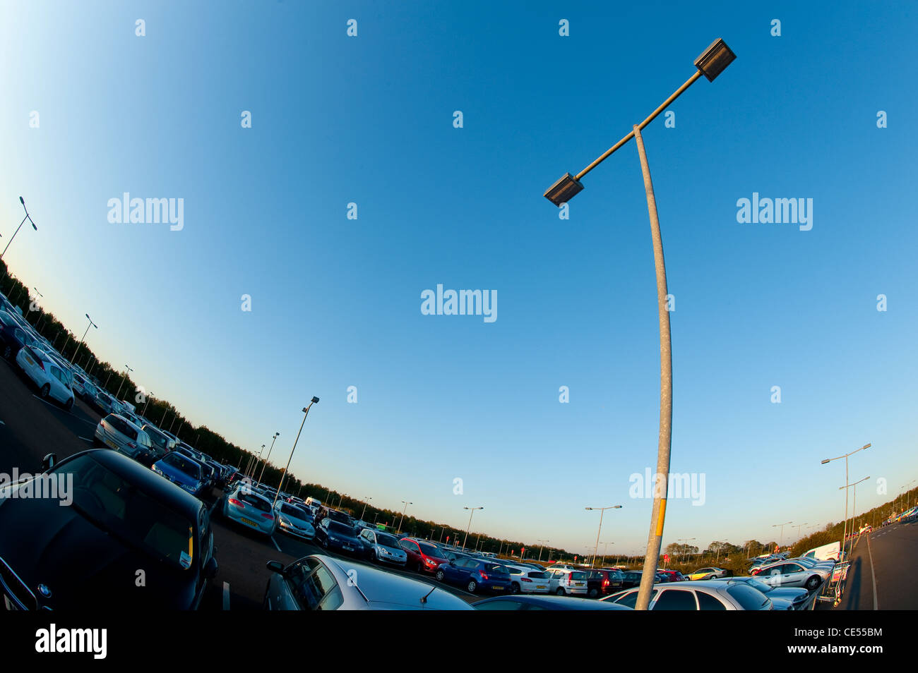 Vue grand angle de véhicules garés dans un aéroport très fréquenté car park en Angleterre. Banque D'Images