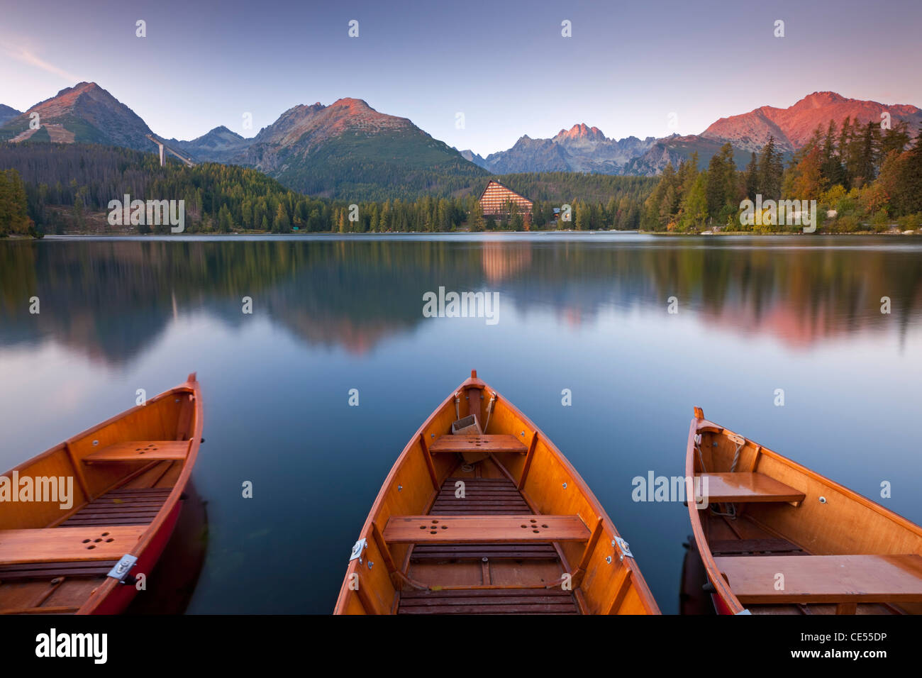 Les barques et les montagnes sous un ciel crépusculaire, Lac de Štrbské Pleso dans les Hautes Tatras, en Slovaquie, en Europe. Banque D'Images