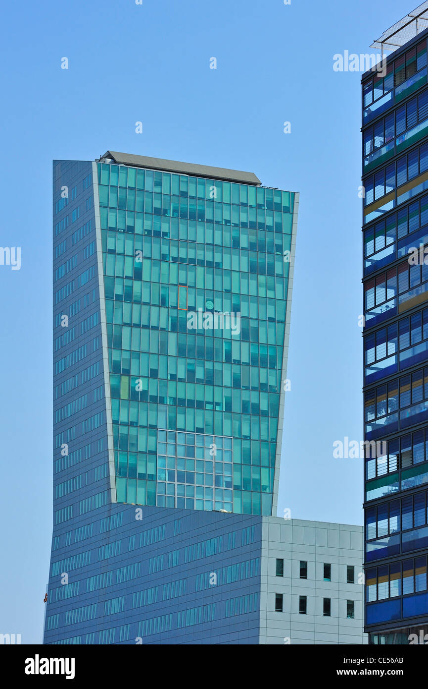 L'immeuble de bureaux modernes Tour de Lille et appartements au quartier Euralille à Lille, France Banque D'Images