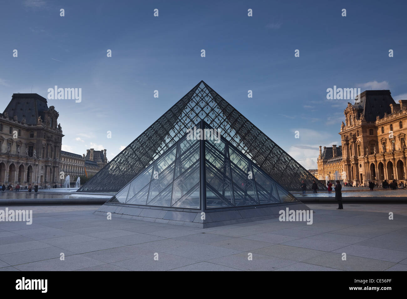 Les pyramides en face du musée du Louvre à Paris, France. Banque D'Images
