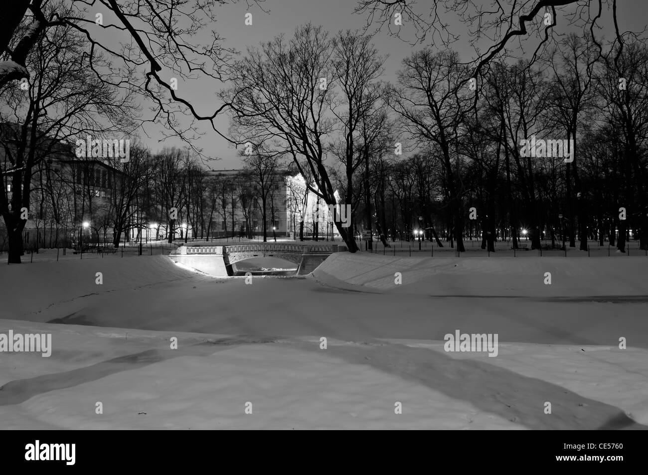 Saint-petersbourg : Nuit en pont Jardin Mikhailovsky Banque D'Images