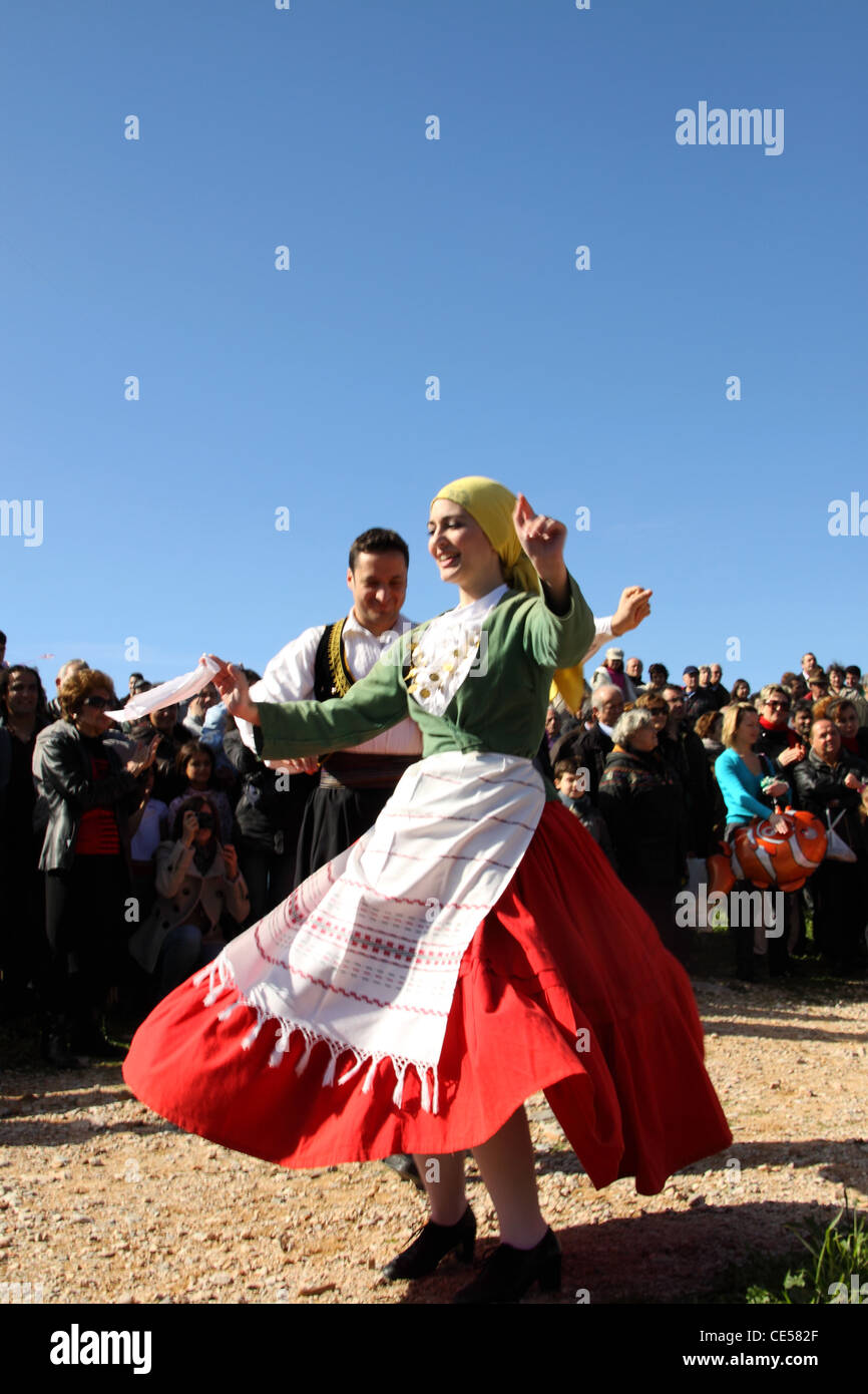 Danses traditionnelles sur l'assainissement de lundi à la colline Filopappou, Athènes, Attique, Grèce Banque D'Images