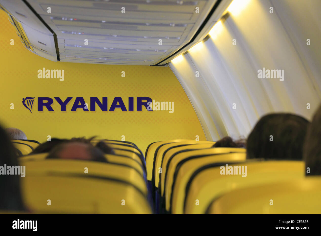 L'habitacle à l'intérieur d'un budget les vols des compagnies aériennes à bas prix Ryanair Boeing 737 800 aéronefs avion avion en vol. Banque D'Images