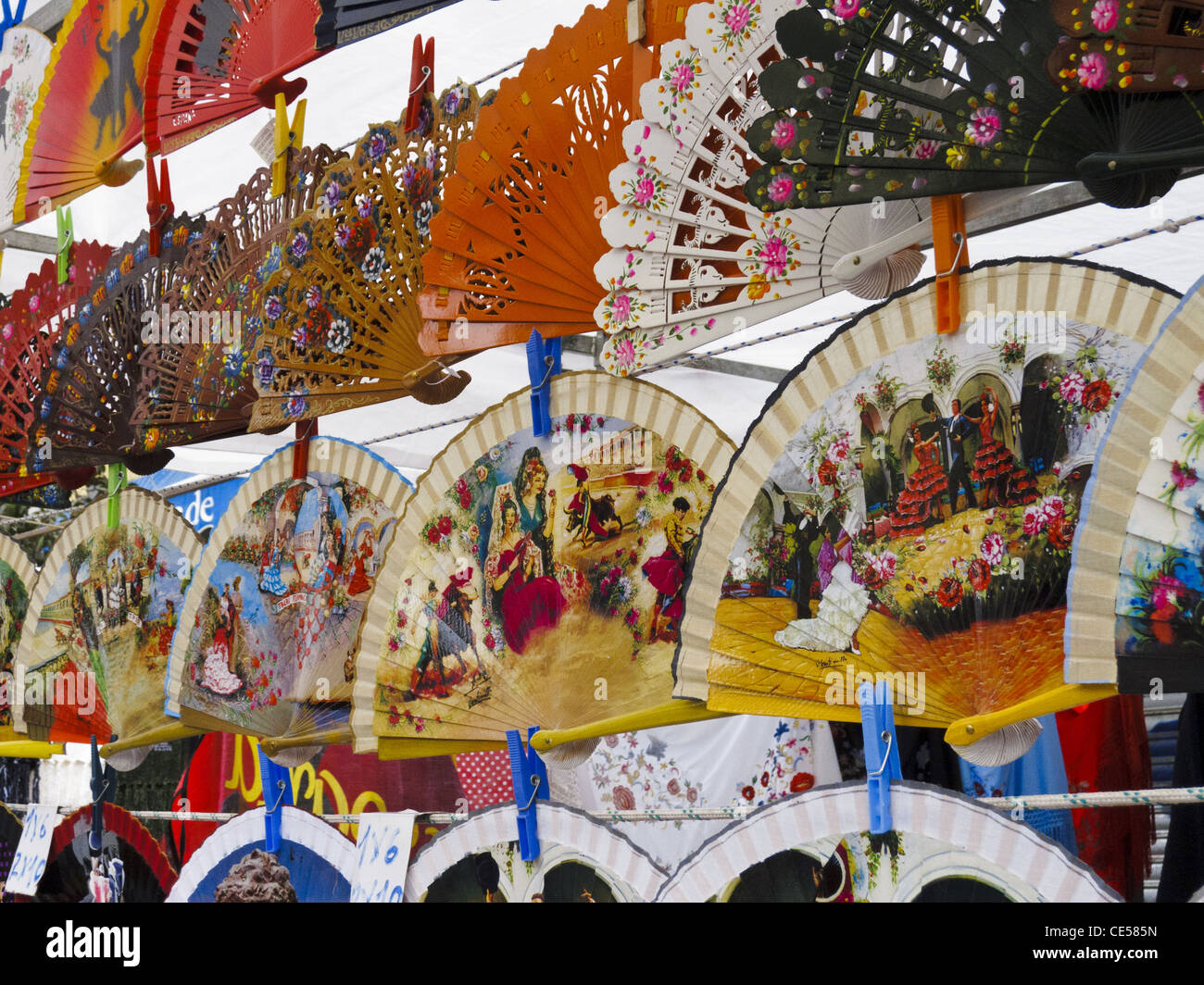Fans de vendre au marché El Rastro, Madrid, Espagne. Banque D'Images