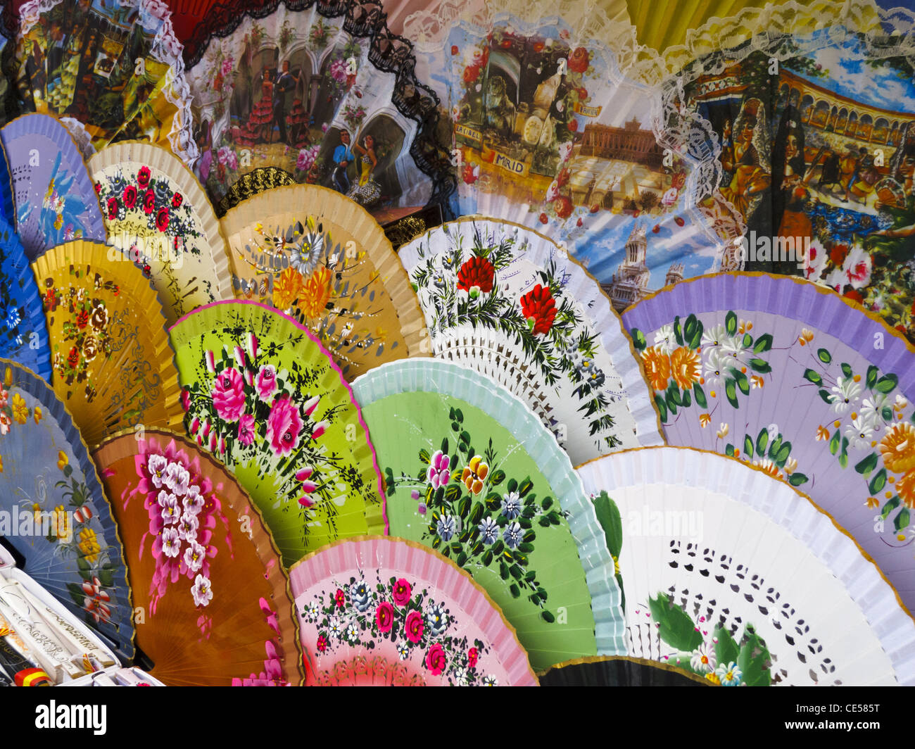 Fans de vendre au marché El Rastro, Madrid, Espagne. Banque D'Images