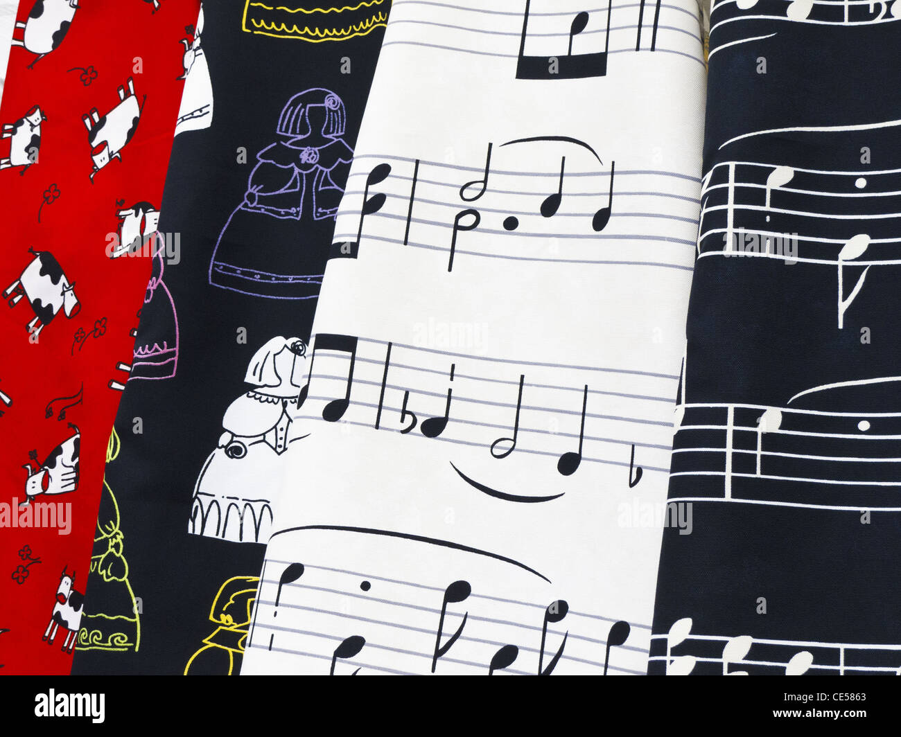 Tissu pour la vente au marché El Rastro, Madrid, Espagne. Banque D'Images