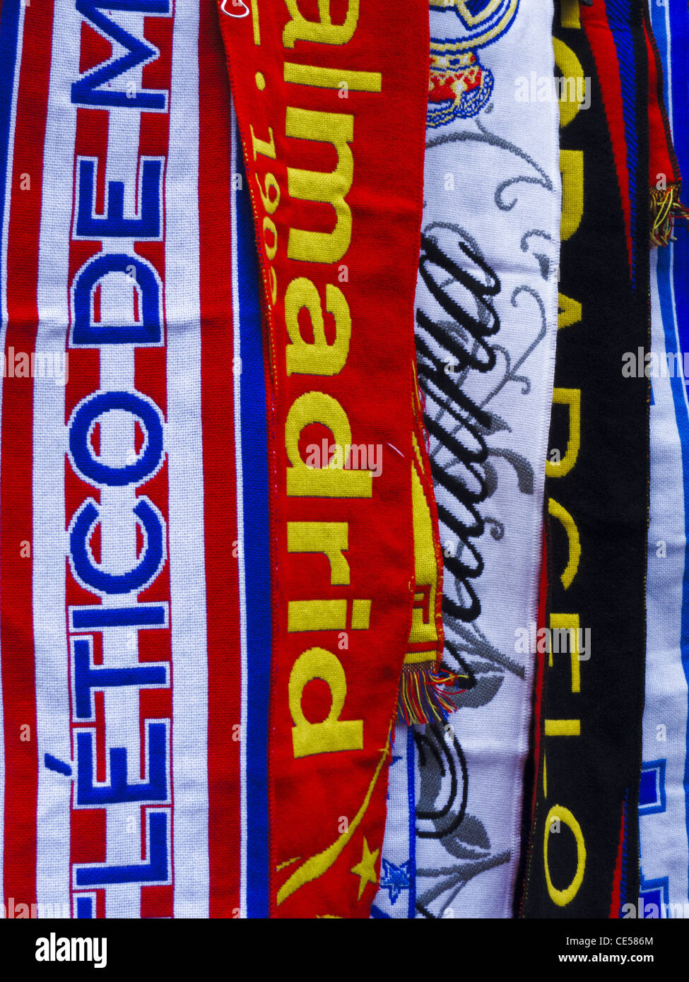 Fan de football espagnol pour les foulards vente au marché El Rastro, Madrid, Espagne. Banque D'Images