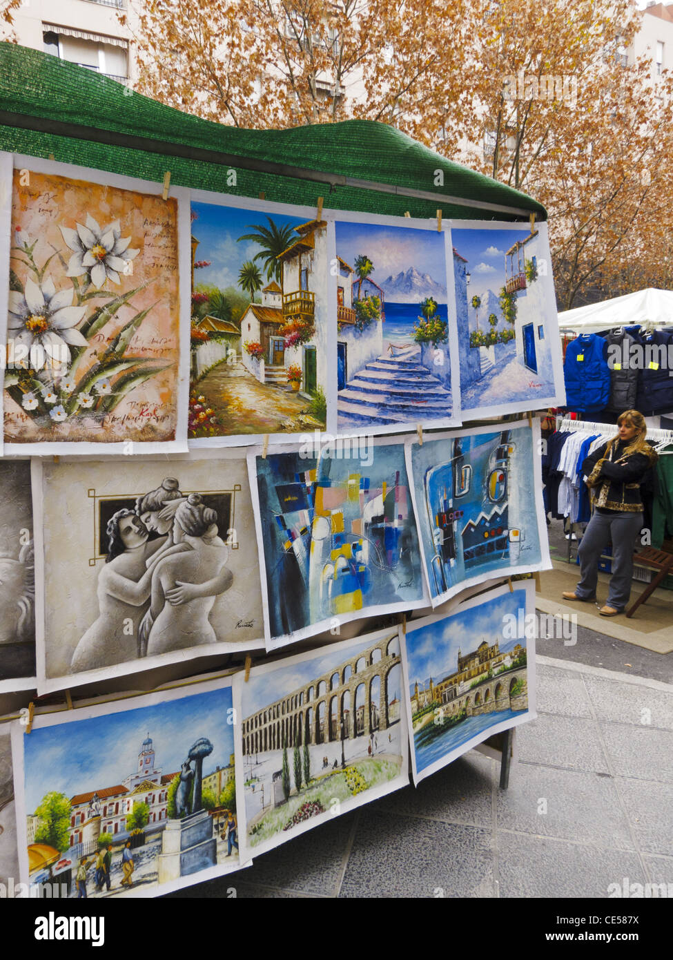 Peintures à vendre au marché El Rastro, Madrid, Espagne. Banque D'Images