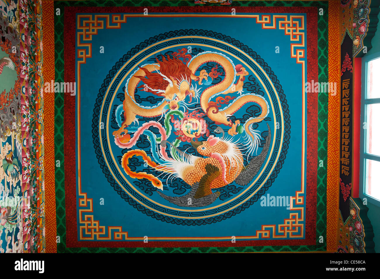 L'Inde, de l'Arunachal Pradesh, Tawang, Khinmey Monastère Nyingma peintes de couleurs vives, décoration de plafond circulaire mythologique Banque D'Images