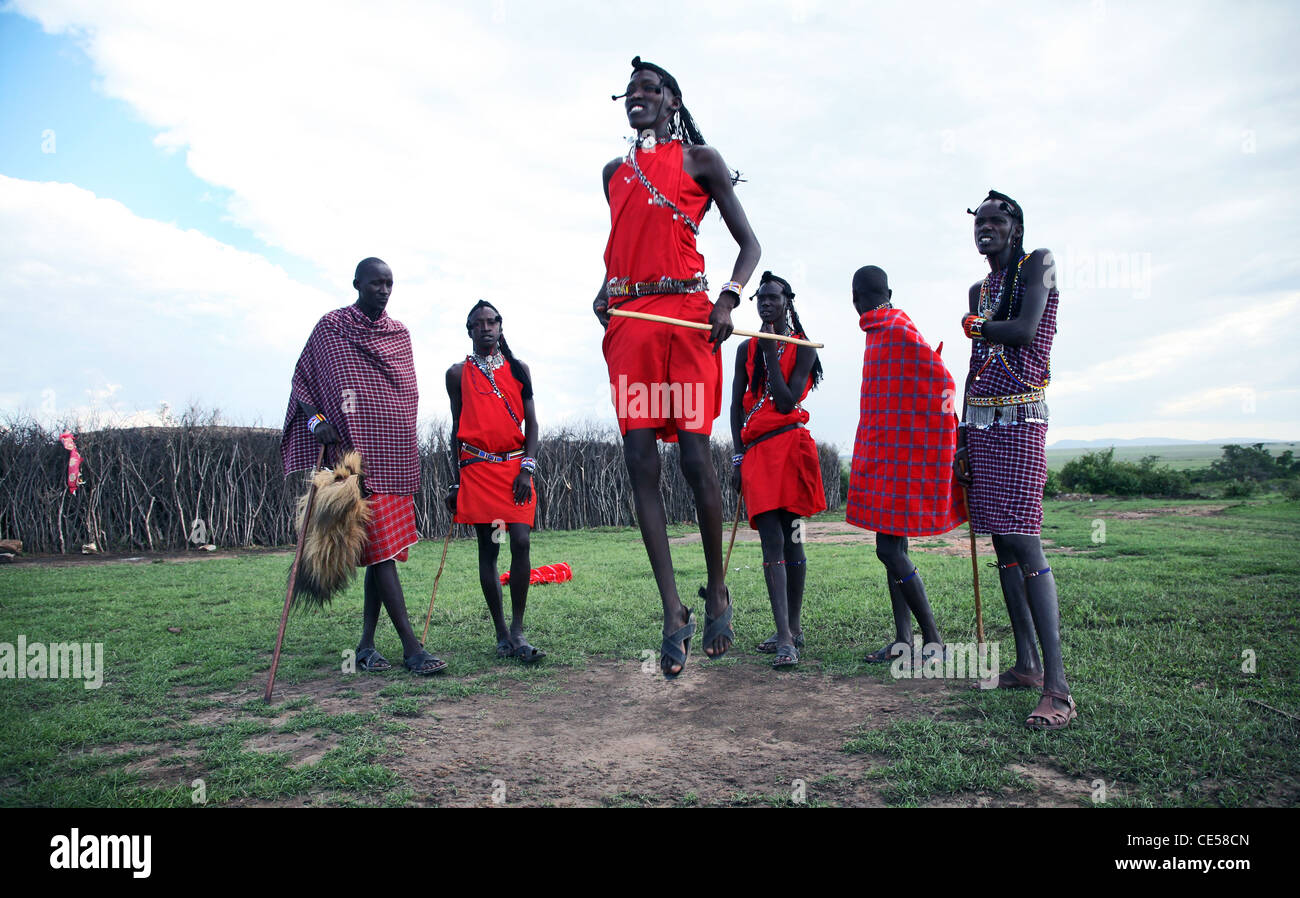 Les hommes Masai 'sautant' près de leur clôture de village, Masai Mara, Kenya, Afrique de l'est. 2/2/2009. Photo: Stuart Boulton/Alay Banque D'Images