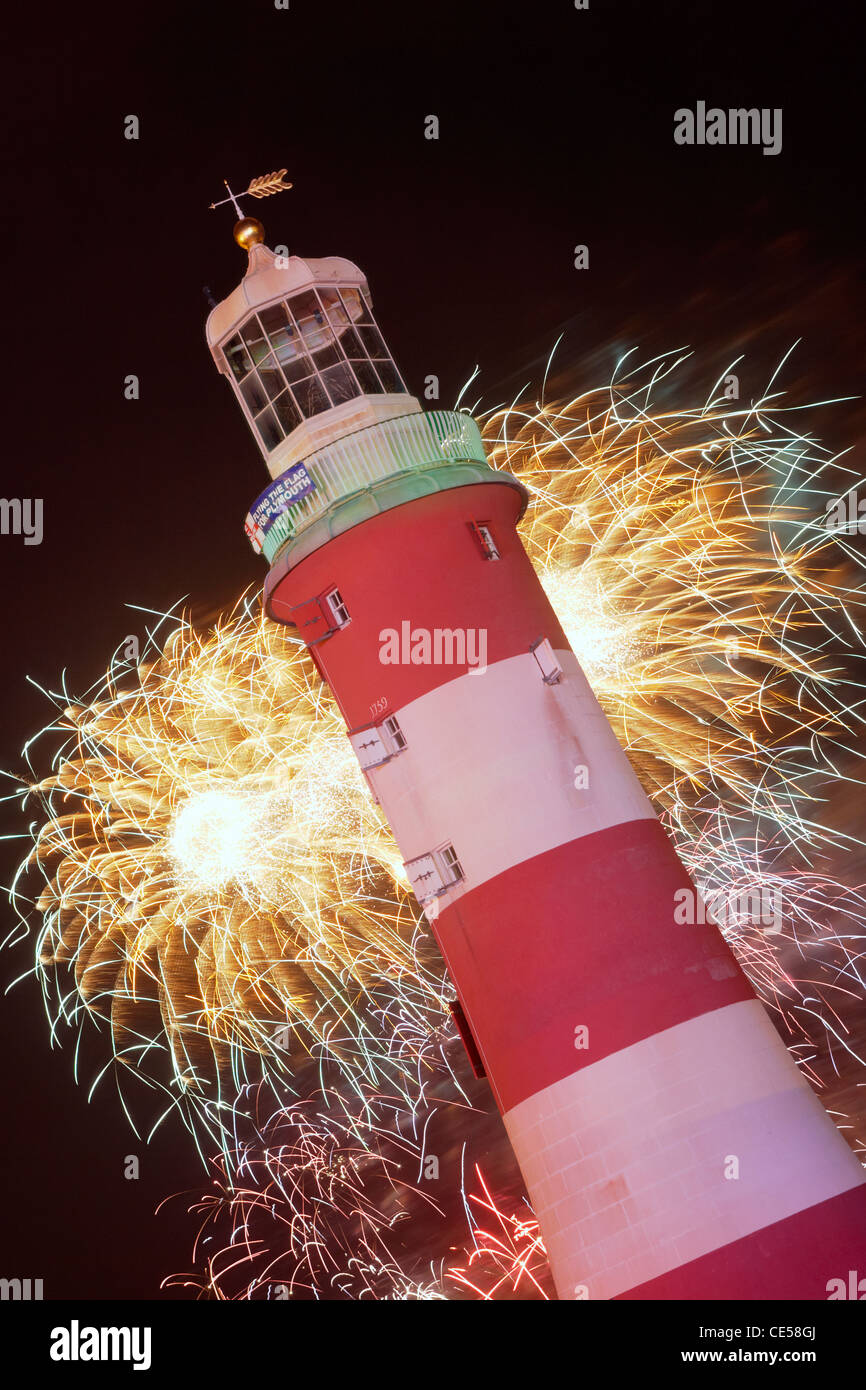 Championnats nationaux d'Artifice afficher derrière le phare de Smeaton's Tower sur Plymouth Hoe. Banque D'Images