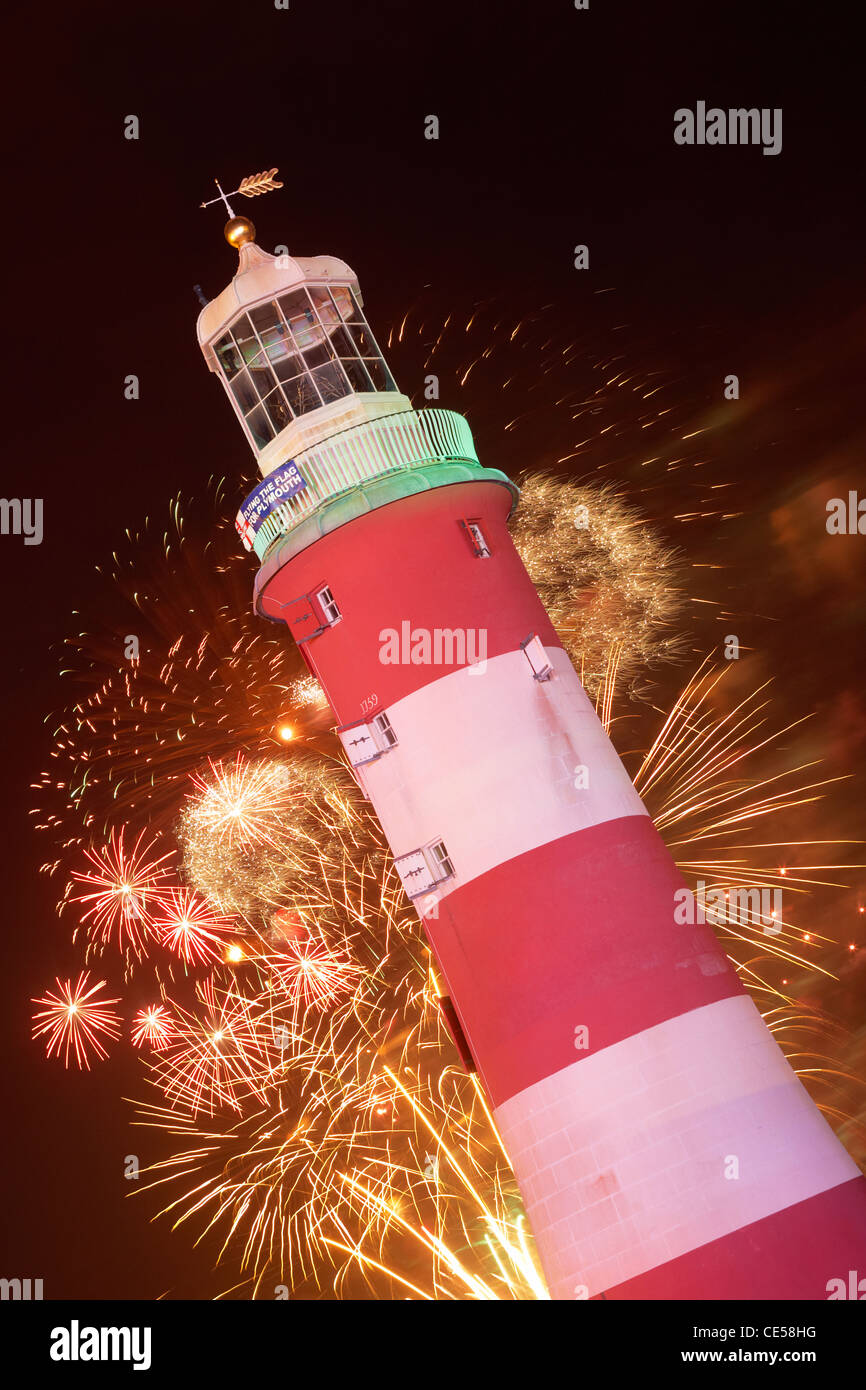 Championnats nationaux d'Artifice afficher derrière le phare de Smeaton's Tower sur Plymouth Hoe. Banque D'Images