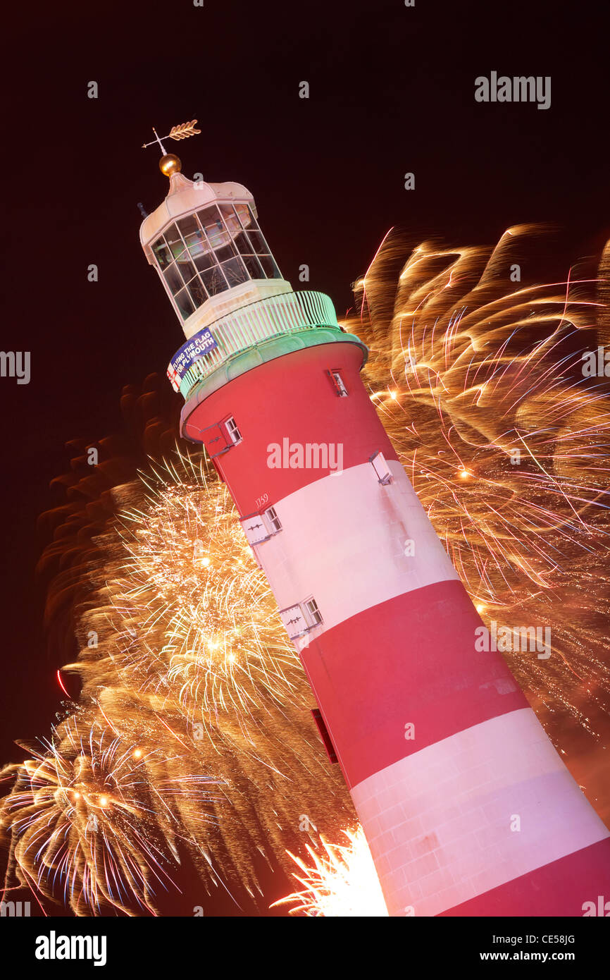 Championnats nationaux d'Artifice afficher derrière le phare de Smeaton's Tower sur Plymouth Hoe. Banque D'Images