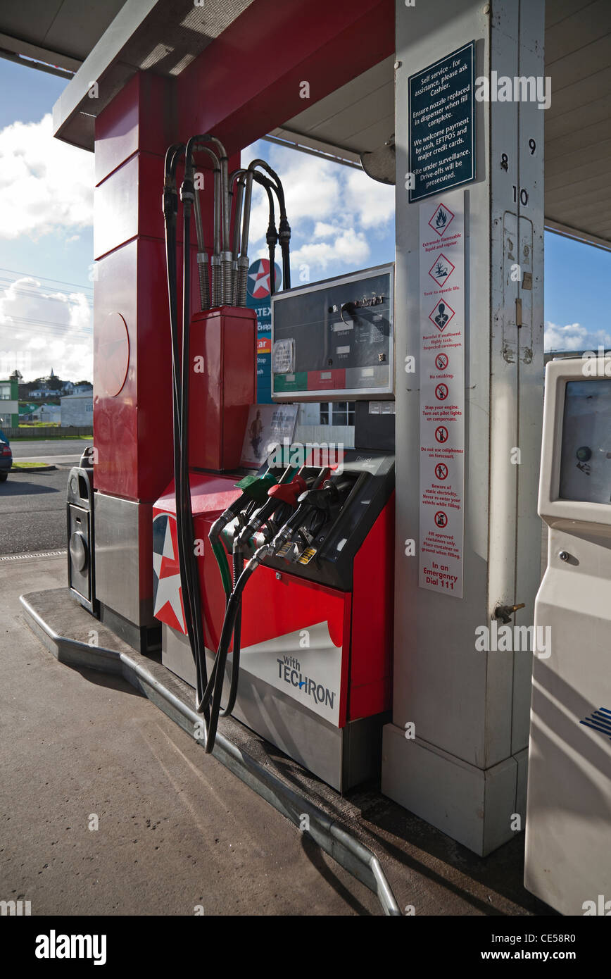 Caltex les pompes à carburant à une station-service, garage avant-cour à Northland, North Island, New Zealand Banque D'Images