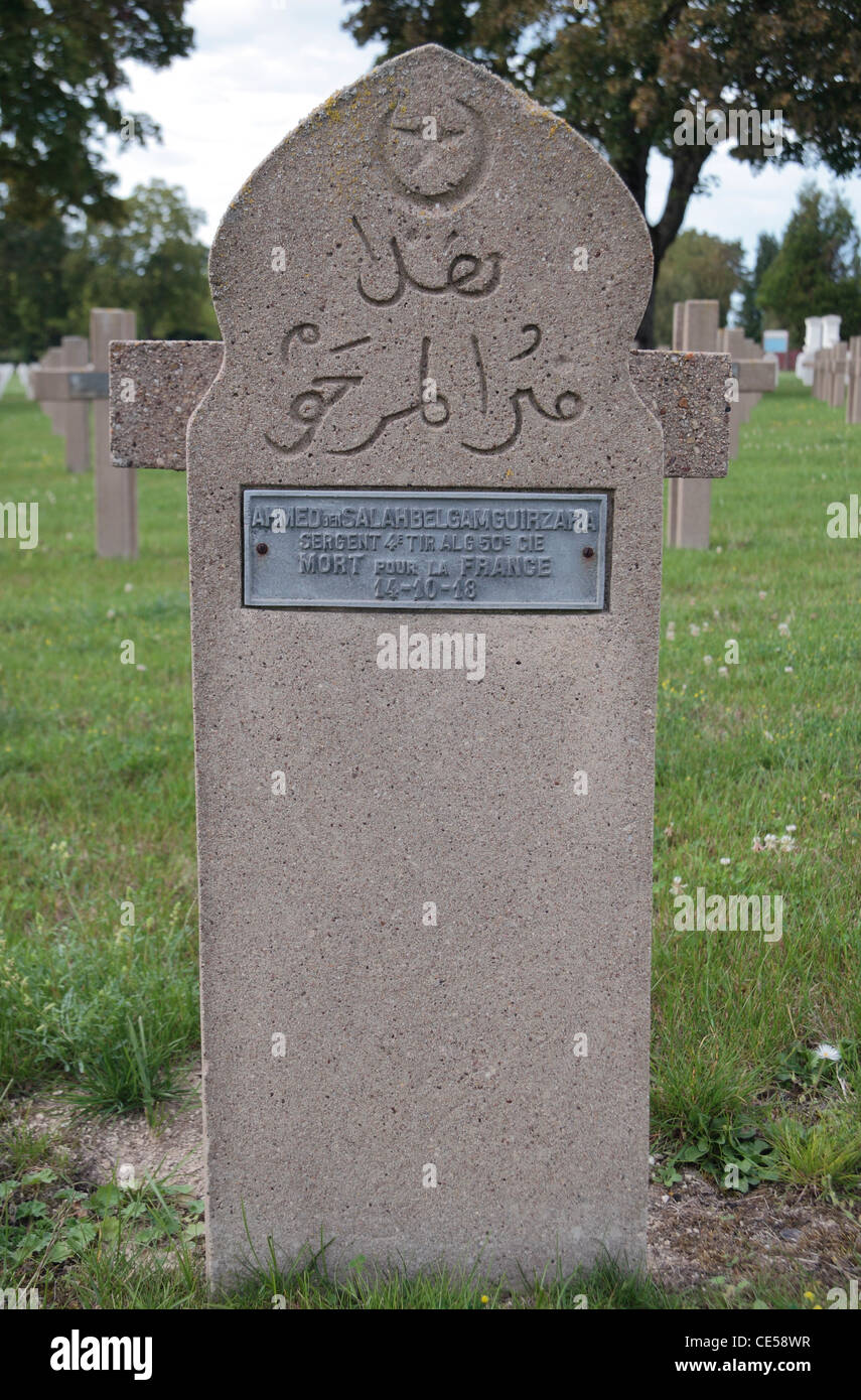 Close Up D Une Pierre Tombale Islamique Dans La Ferme De Suippes Le Cimetiere National Francais La Necropole Nationale Suippes France Photo Stock Alamy