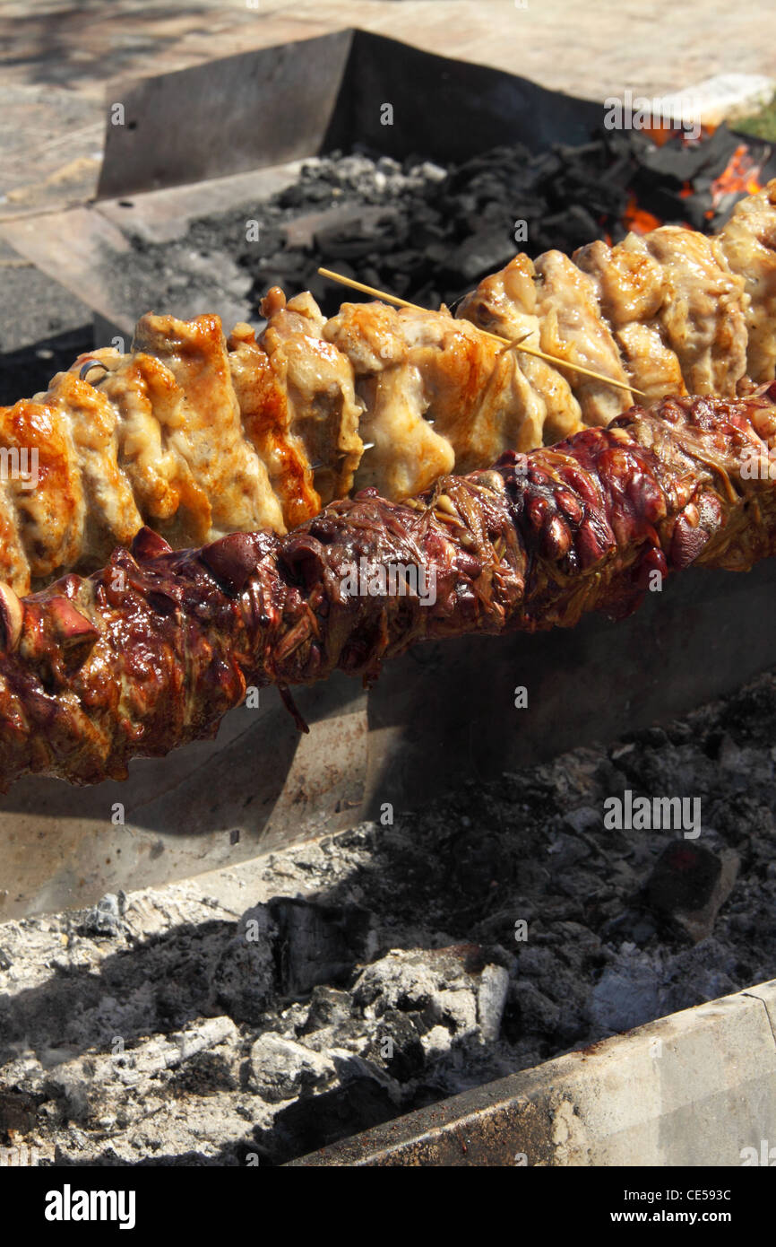 Plat à rôtir Kokoretsi, composé principalement d'intestins de mouton ou de  chevreau, Pâques, Zante, Ionienne Island, Grèce Photo Stock - Alamy