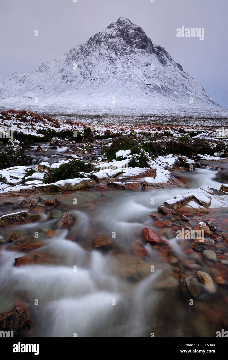 La rivière qui coule et Coupall Dearg, couvertes de neige Stob Buachaille Etive Mor, Glencoe, les Highlands écossais Banque D'Images