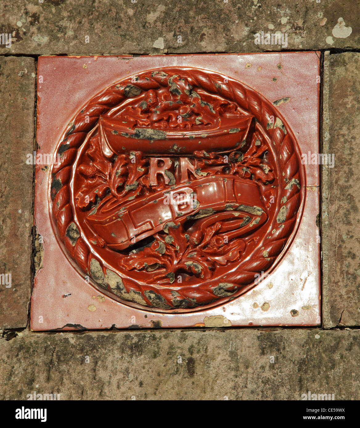 RNLBI sur plaque en céramique ancienne maison de sauvetage Holy Island, North East England UK Banque D'Images