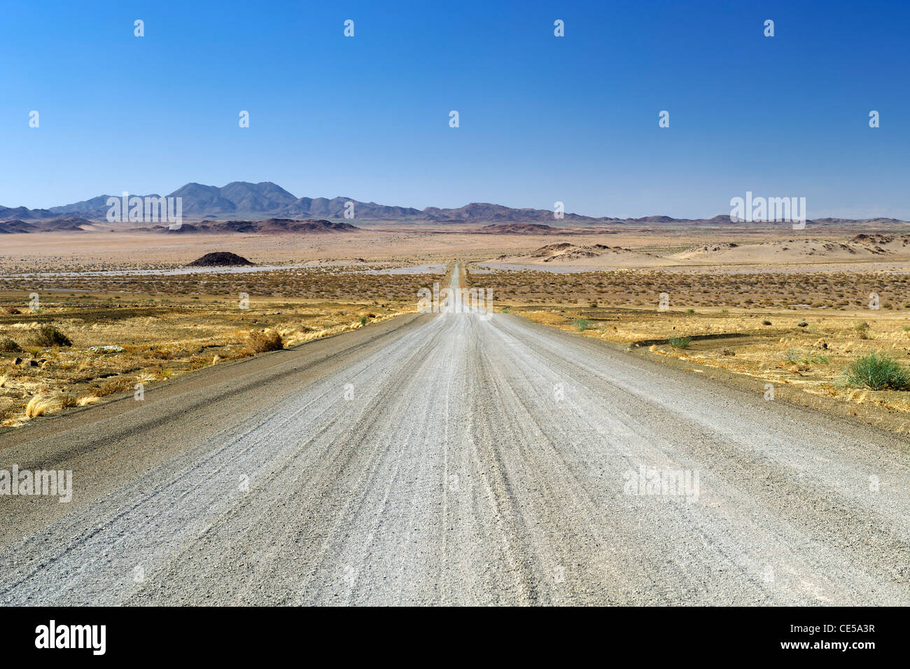 Route de gravier dans la région Karas du sud de la Namibie. Banque D'Images