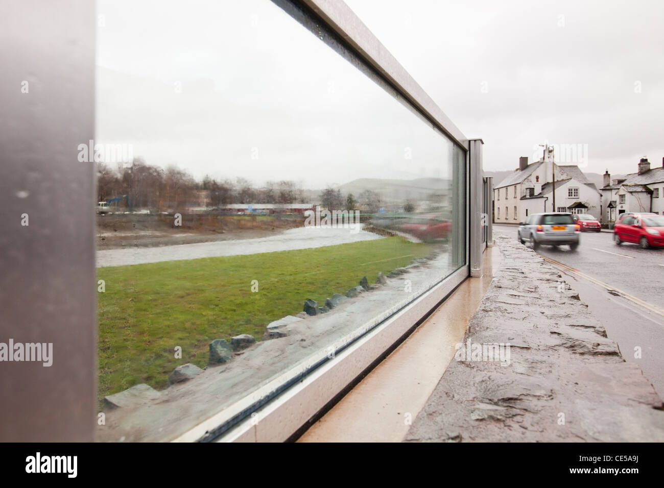 De nouveaux moyens de défense contre les inondations en cours de construction à Keswick après la désastreuse inondation de 2009, Lake district, UK. Banque D'Images