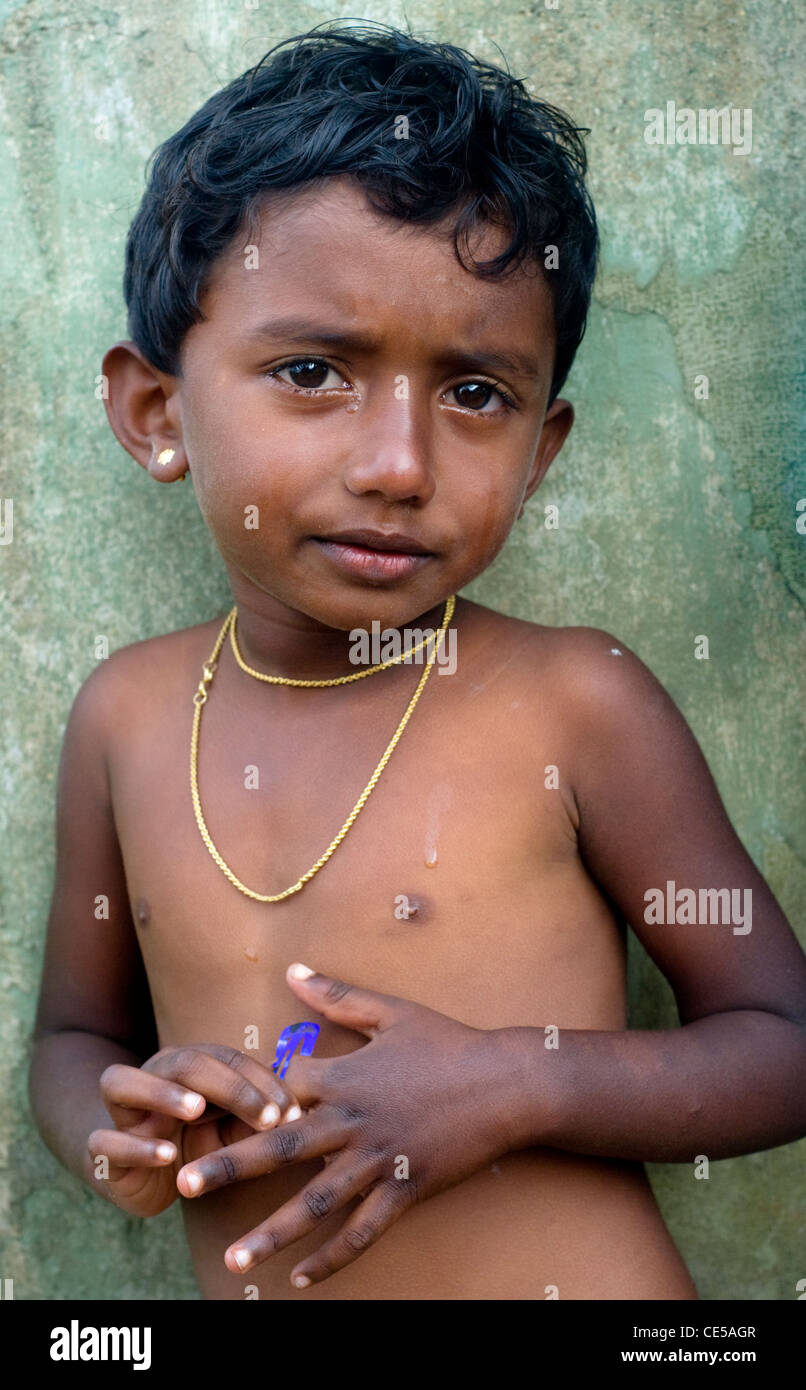 Portrait d'une jeune fille de Sri-Lankais littlel petit village dans la forêt de Sinharaja. Banque D'Images
