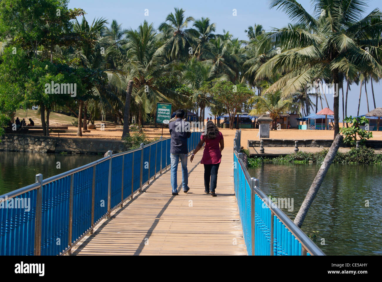 Deux amoureux marchant à travers le pont flottant pour profiter de la beauté de Veli Tourist Village.Une scène de Veli Tourist Village,Kerala. Banque D'Images
