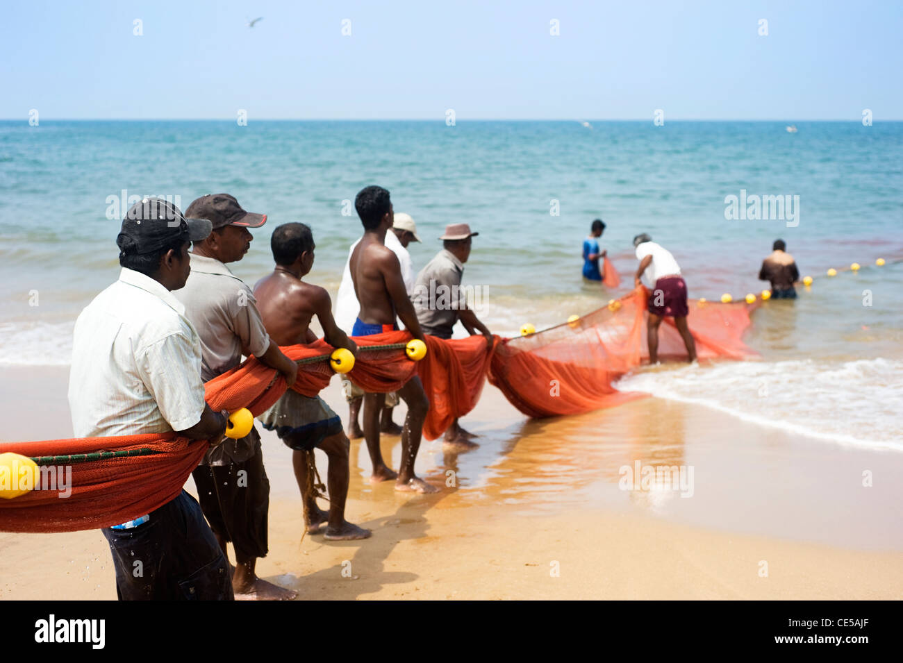 Des pêcheurs locaux net tirant de l'océan. La pêche dans le Sri Lanka est un travail difficile mais c'est la façon dont ils gagnent leur vie Banque D'Images