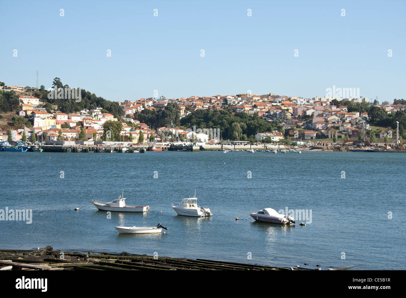 Les petits bateaux sur le fleuve Douro à Vila Nova de Gaia sur l'arrière-plan Banque D'Images