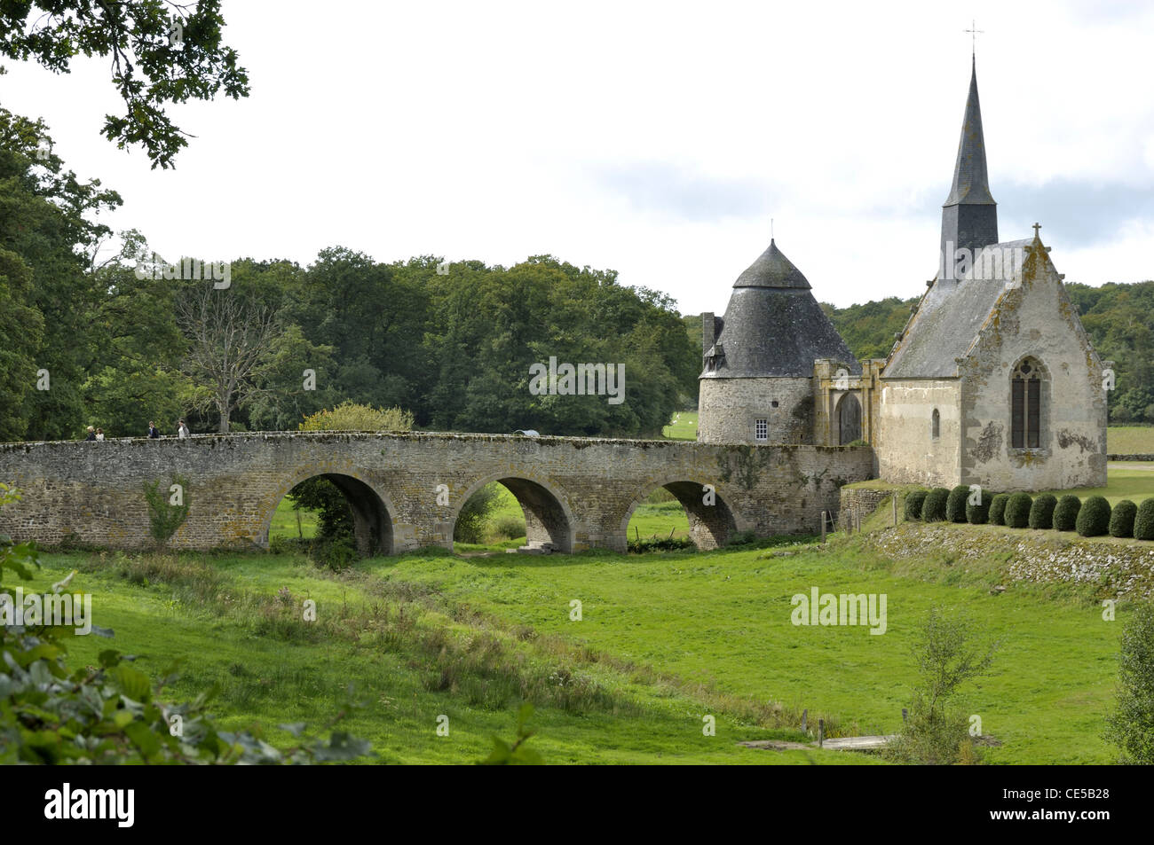 Pont médiéval et la tour, chapelle, l'entrée au château de Bourgon (XIII, XV). Jublains, Mayenne, pays de la Loire, département de la France, de l'Europe. Banque D'Images