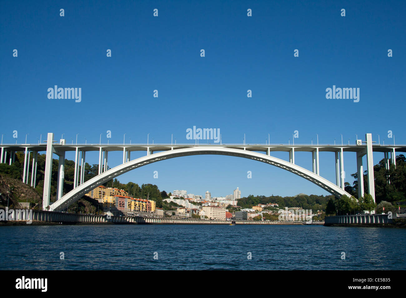 Pont Arrabida du Douro avec Porto sur l'arrière-plan sur un ciel bleu clair Banque D'Images