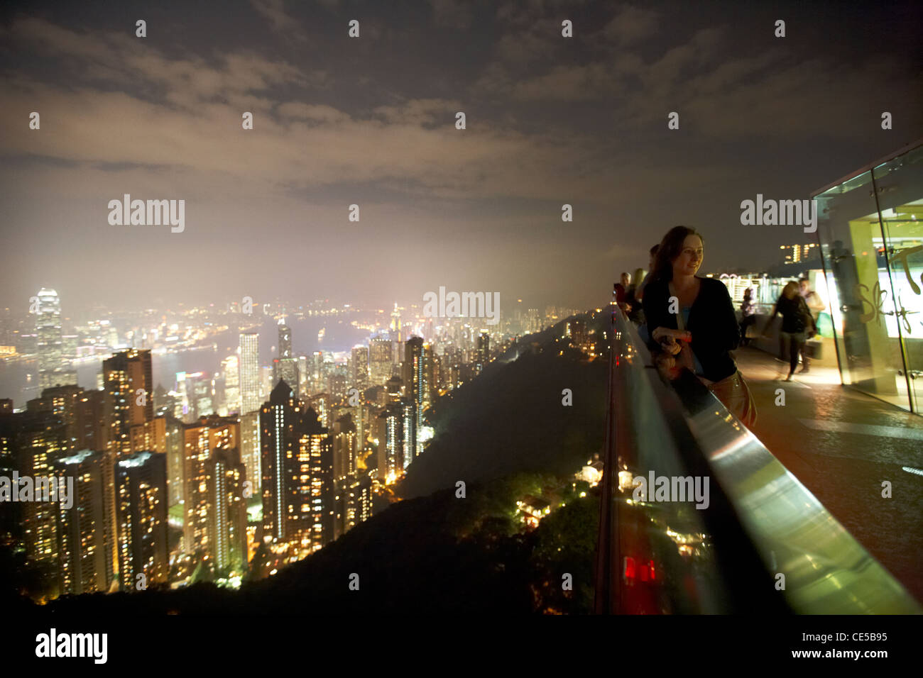 Portrait féminin sur la terrasse sky touristique sur le pic de Hong Kong Hong Kong Chine Asie Banque D'Images