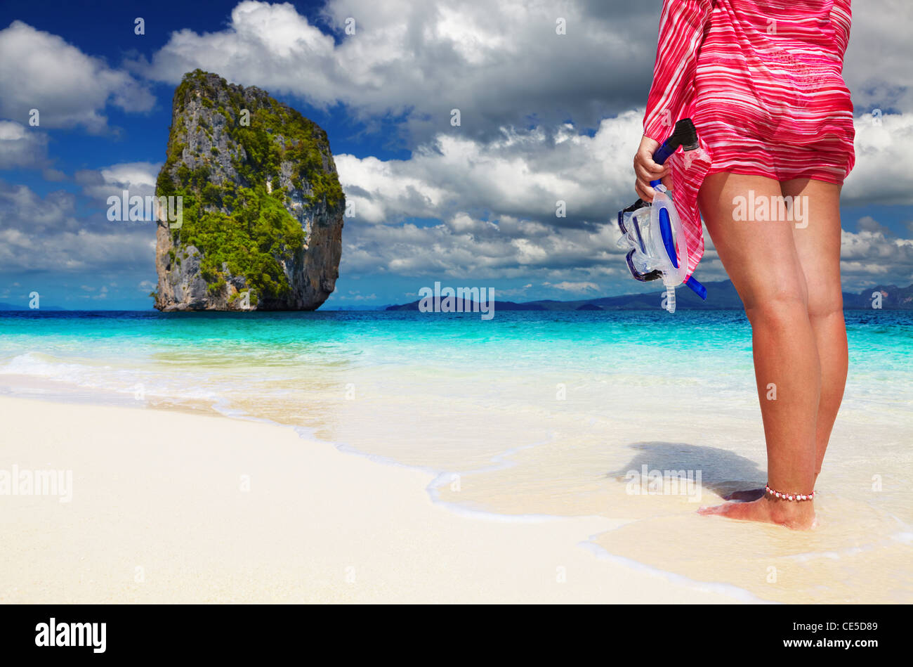 Femme avec tuba à la plage, la mer d'Andaman, Thaïlande Banque D'Images