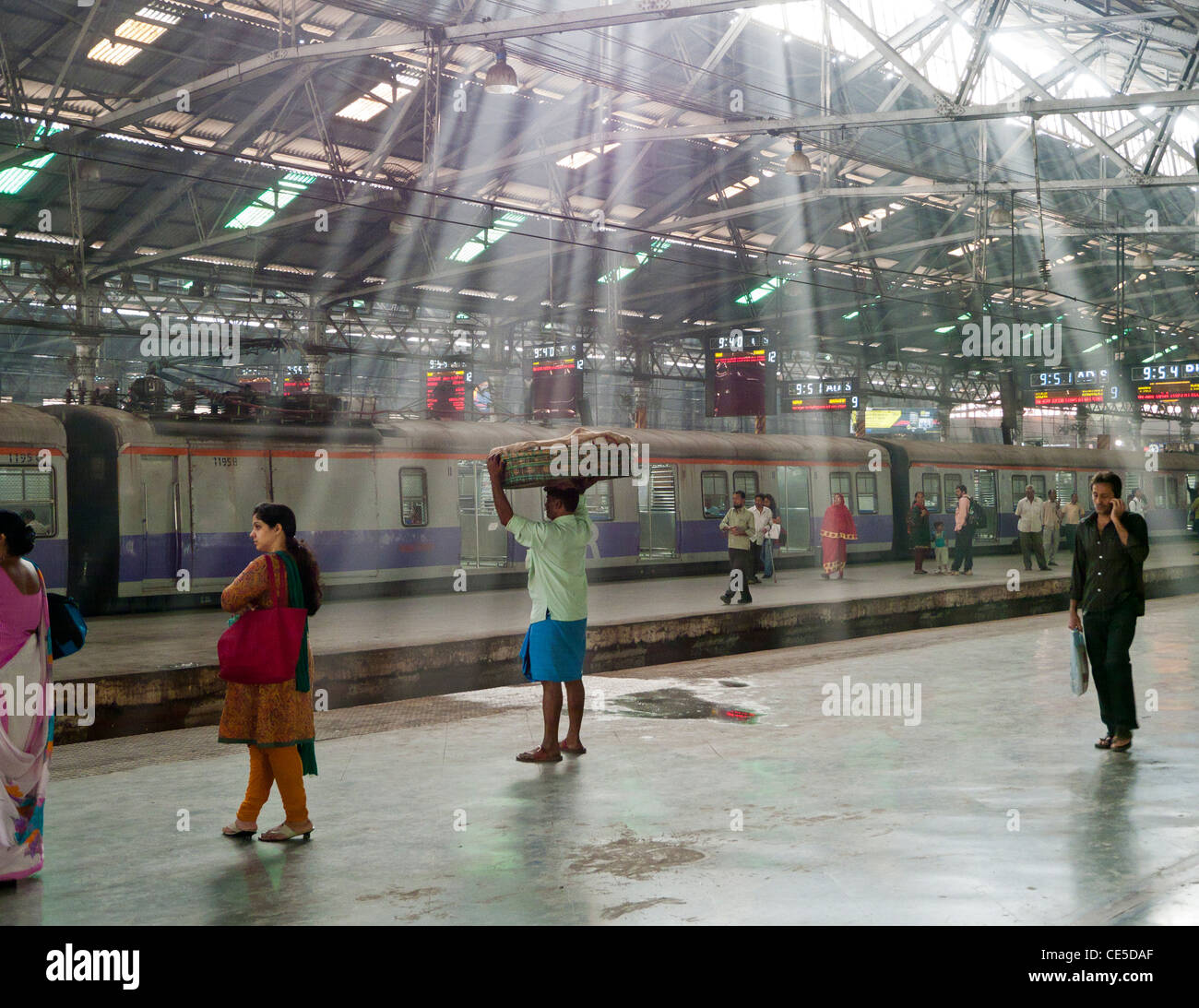 Personnes sur une plate-forme à l'intérieur de la Gare Chhatrapati Shivaji Terminus précédemment connu sous le nom de la gare Victoria de Mumbai Inde Banque D'Images