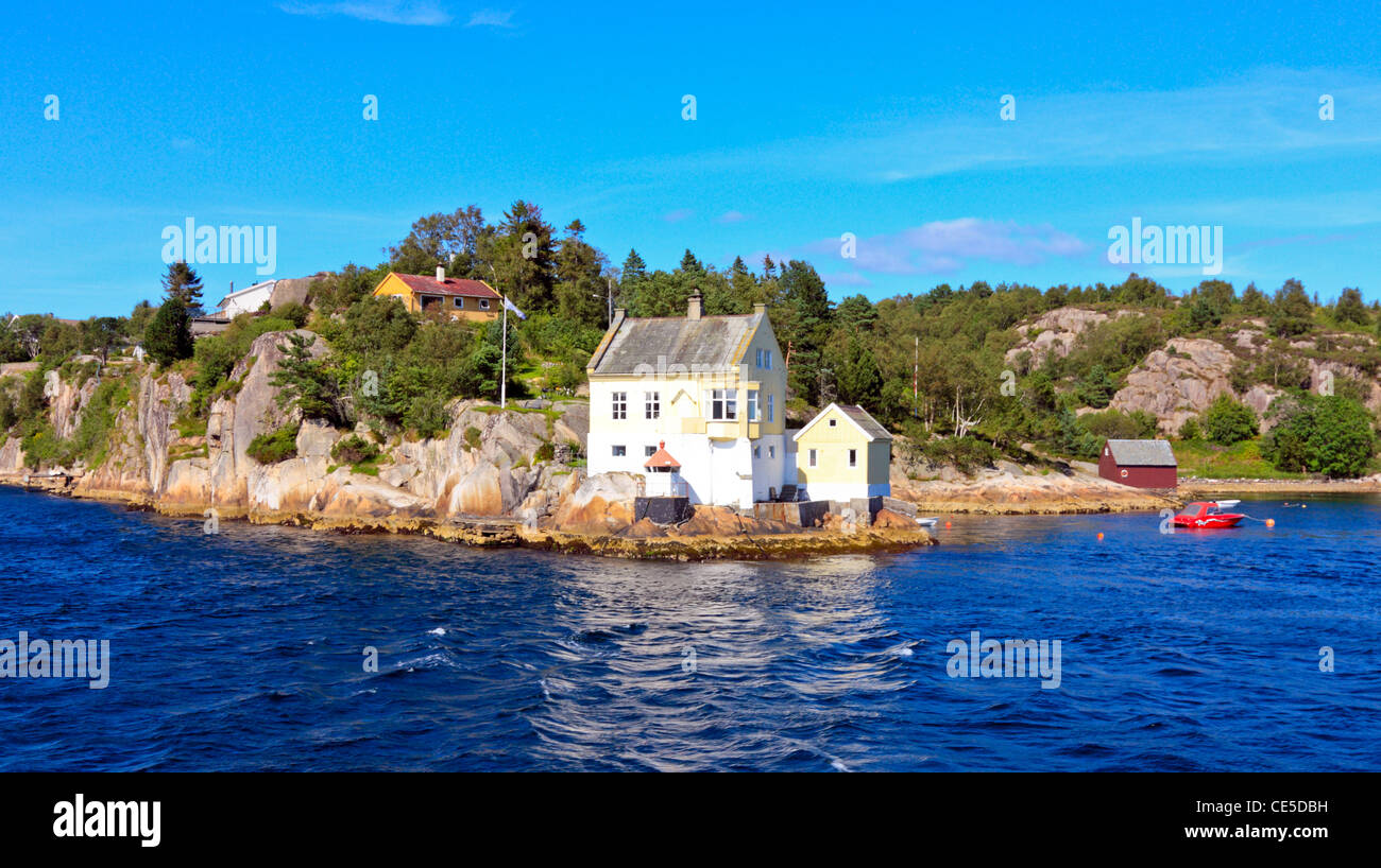 Un petit phare sur un îlot dans le Fjord de Bergen, Norvège Banque D'Images