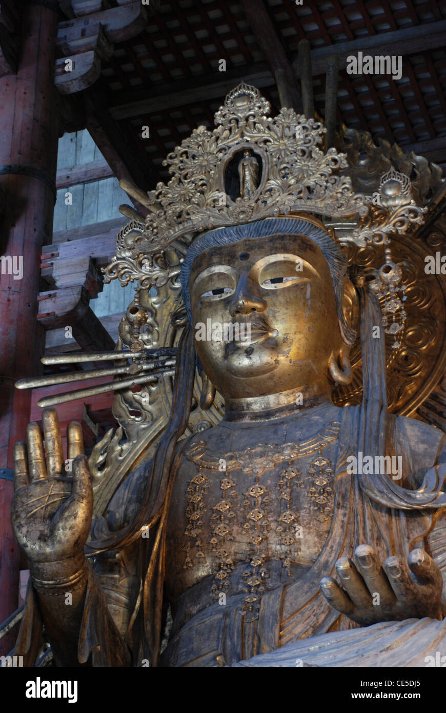 Nyirin Kannon, la Déesse de la Miséricorde, Temple Todai-Ji, Nara Japon. Une statue en or à l'intérieur du temple de Nara. Le temple abrite de nombreuses statues. Banque D'Images