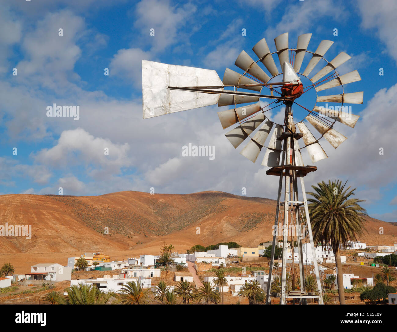 Bien au-dessus de la pompe à eau moulin dans village Toto sur Fuerteventura, Îles Canaries, Espagne Banque D'Images