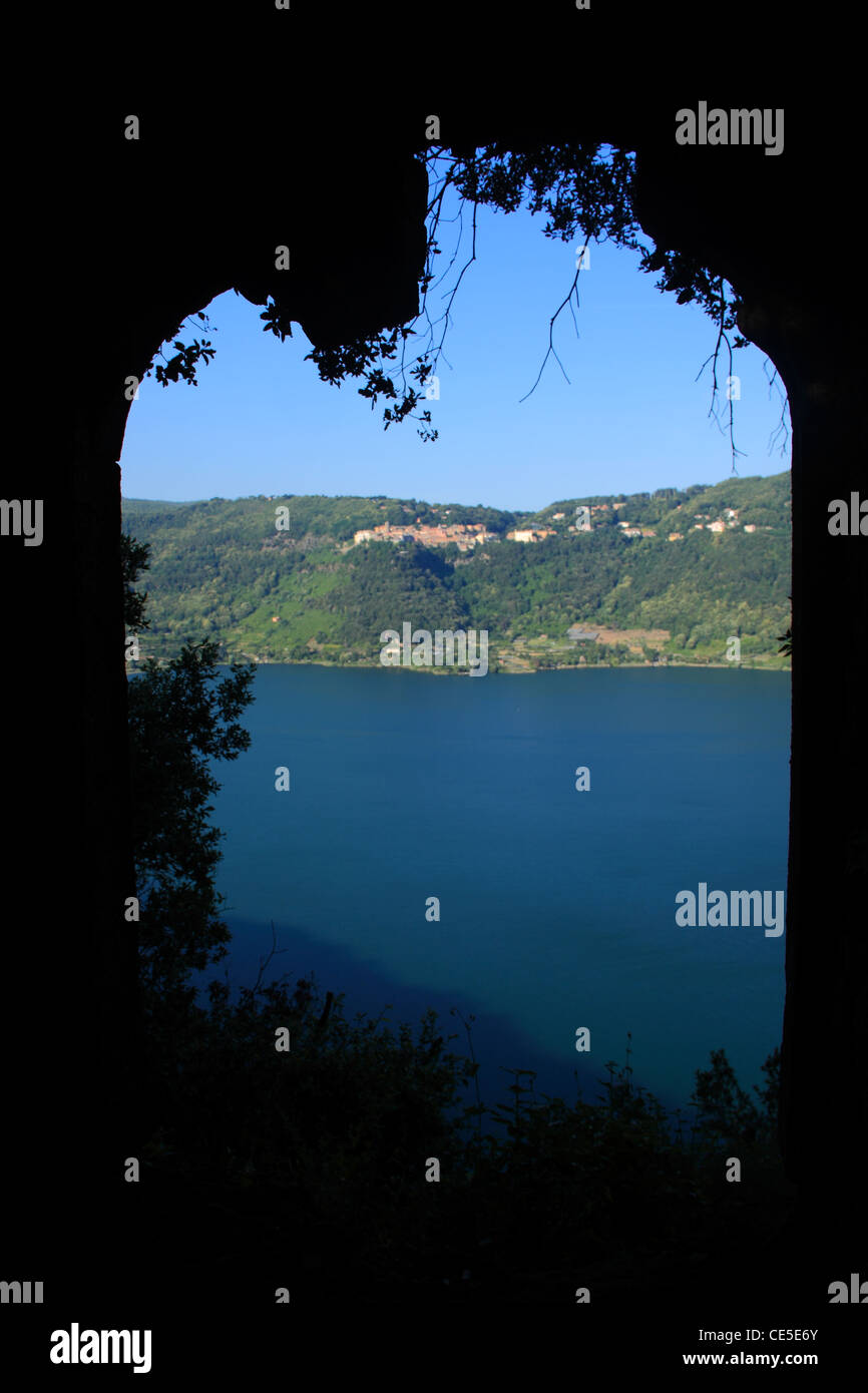 Une fenêtre est ouverte sur un lac dans un jardin italien à Genzano (Italie) Banque D'Images