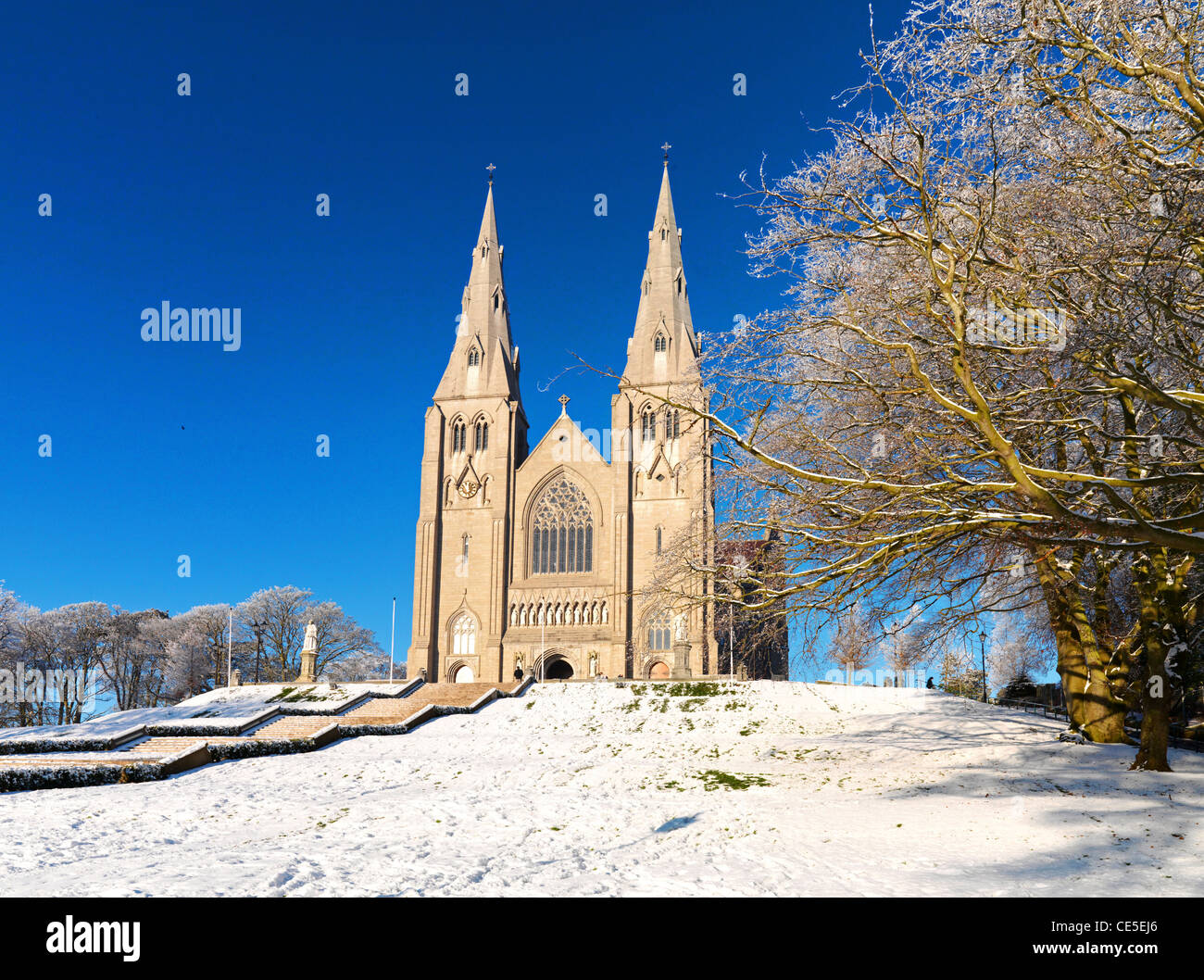 La Cathédrale d'Armagh en Irlande du Nord, la neige Banque D'Images