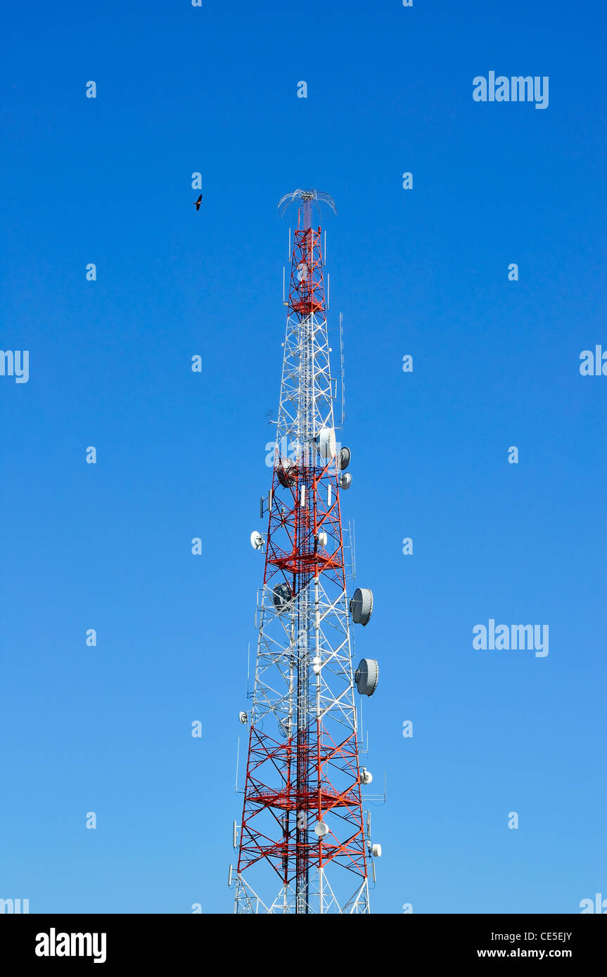 Antenne de radiodiffusion dans le ciel bleu Banque D'Images