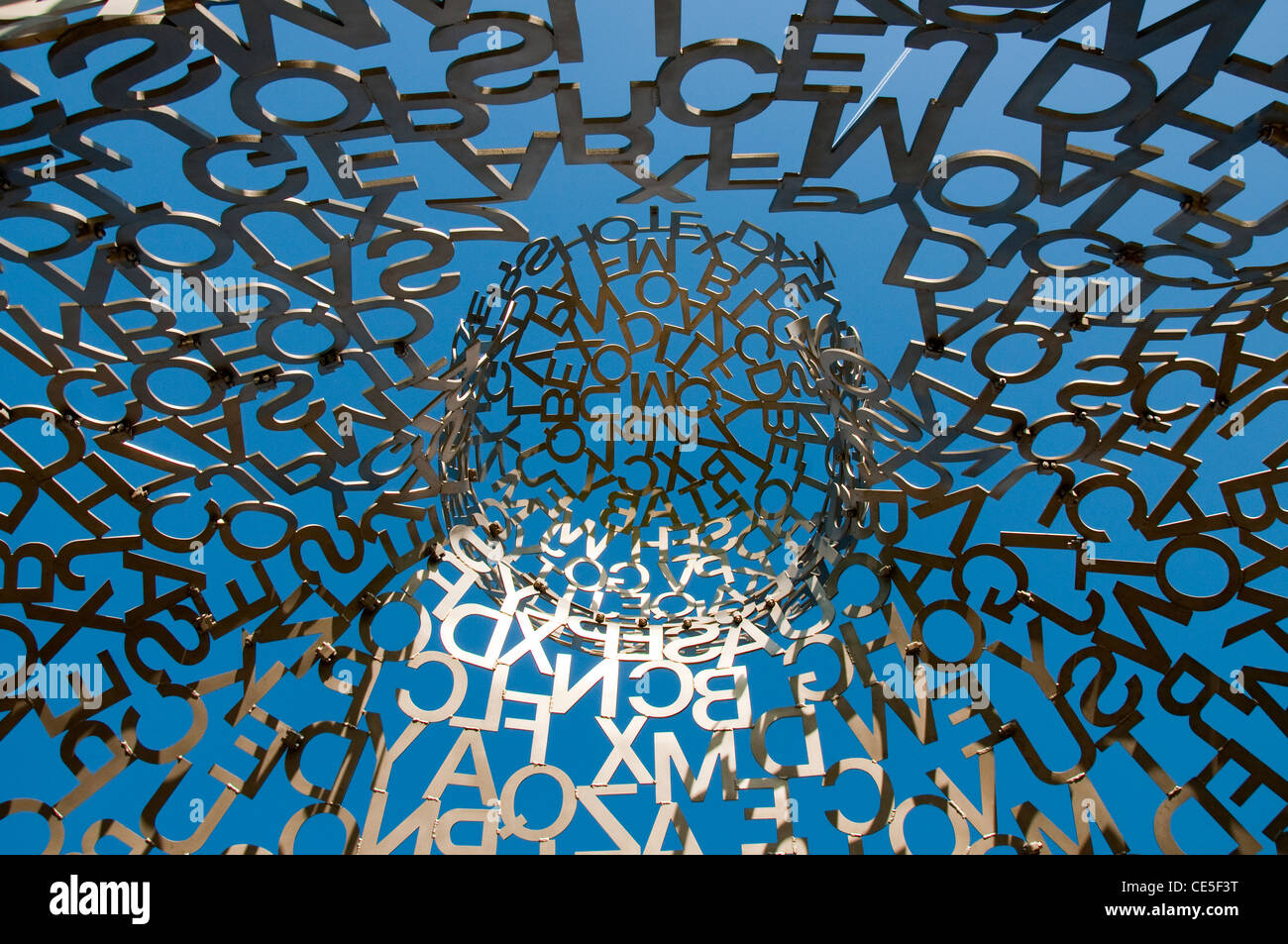 Chambre des connaissances par Jaume Plensa à ll'Yorkshire Sculpture Park à West Bretton, Wakefield Yorkshire Angleterre UK Banque D'Images