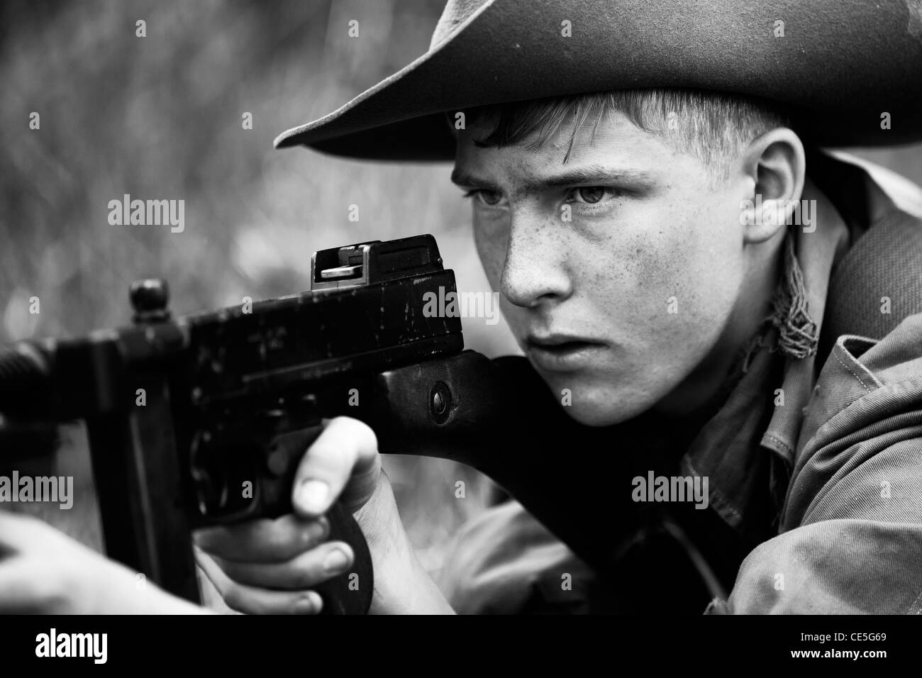 WW2 Re-Enactors - Soldat britannique avec Thomson Machine Gun Banque D'Images