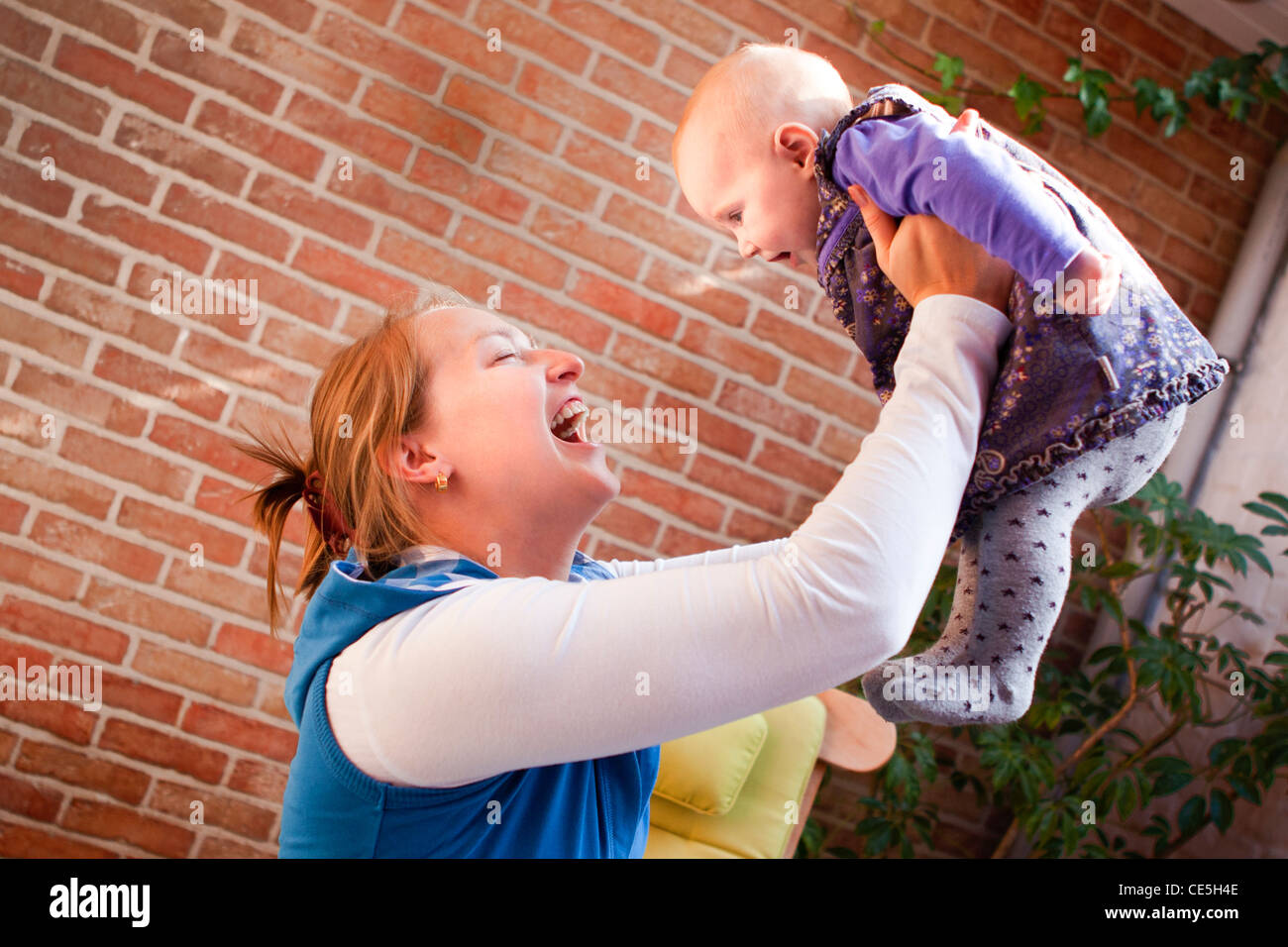 Une mère joue avec son bébé fille. Banque D'Images